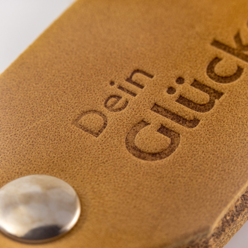 Schlüsselanhänger "Samui" - Prägung "Dein Glücksbringer", braunes Echtleder - Handarbeit - Fair-Trade - Tumatsch